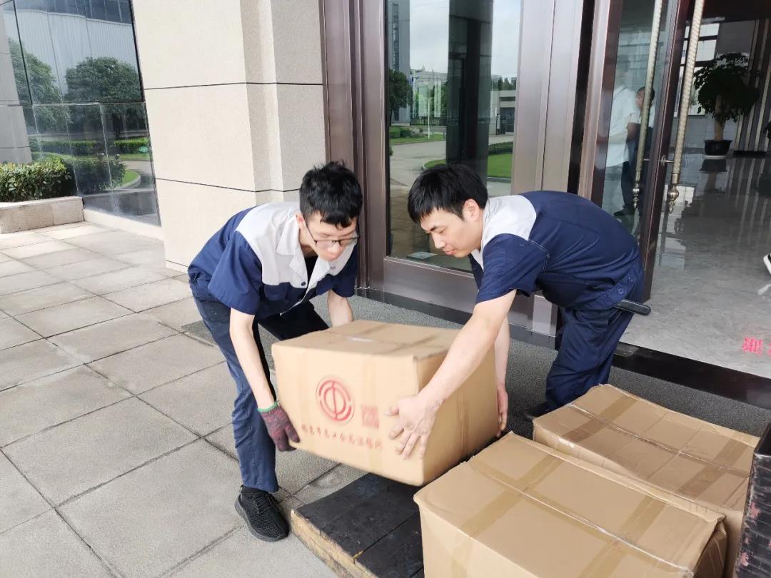 “夏日送清涼”，通力向生產(chǎn)一線員工分發(fā)市總工會(huì)夏日慰問(wèn)品